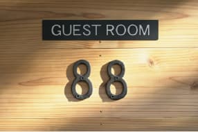 WAENのゲストハウス「GUEST ROOM 88」の room number プレート
